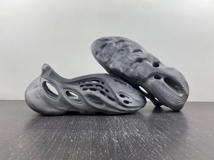 Adidas Yeezy Foam RNNR “MX Granite” 