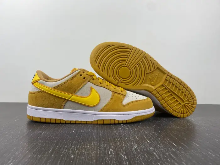 Nike Dunk Low WMNS "Gold Suede" 