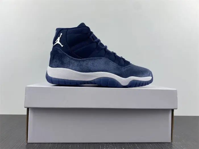 Air Jordan 11 Velvet “Midnight Navy” 