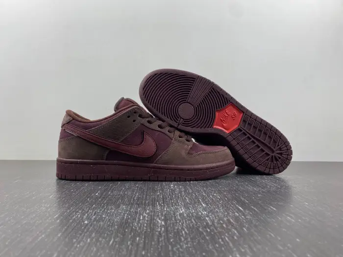 Nike SB Dunk Low "Valentine's Day 2024" 