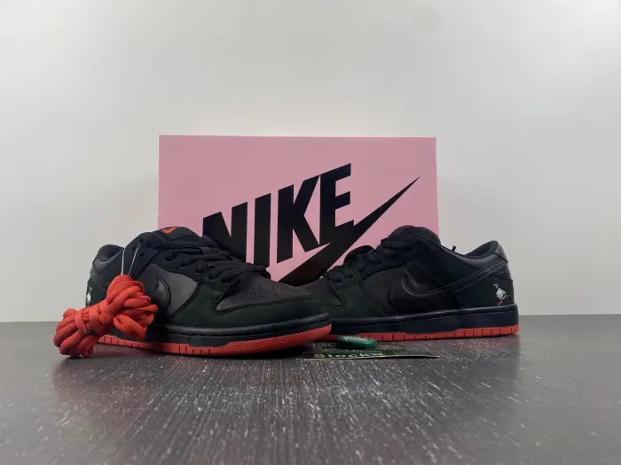 Nike SB Dunk Low Black Pigeon 