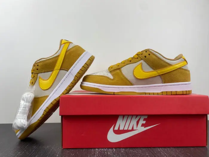 Nike Dunk Low WMNS "Gold Suede" 