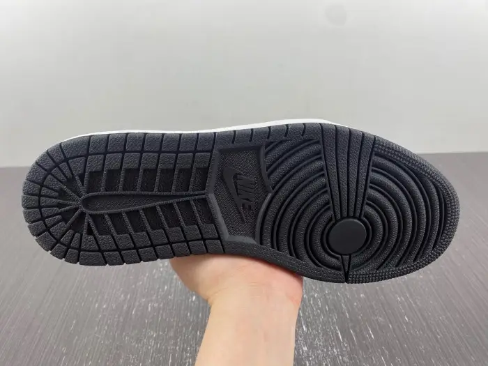 Air Jordan 1 Retro Low LV Panda 