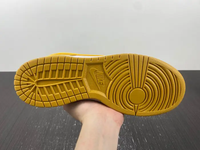 Nike Dunk Low WMNS "Gold Suede" 