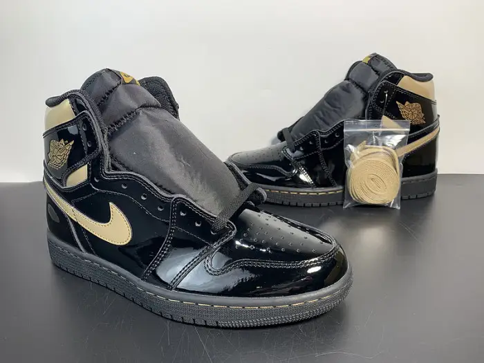 Air Jordan 1 Retro High OG 'Black Metallic Gold' 