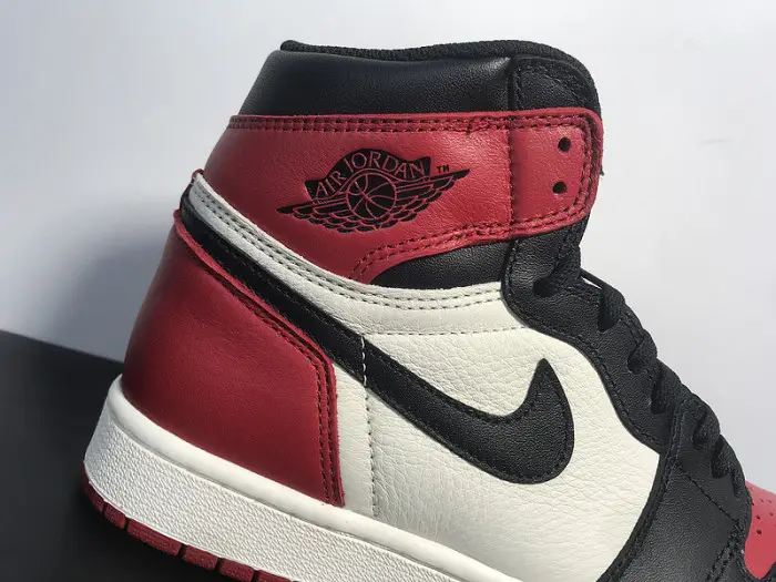 Air Jordan 1 Retro High OG 'Bred Toe' 