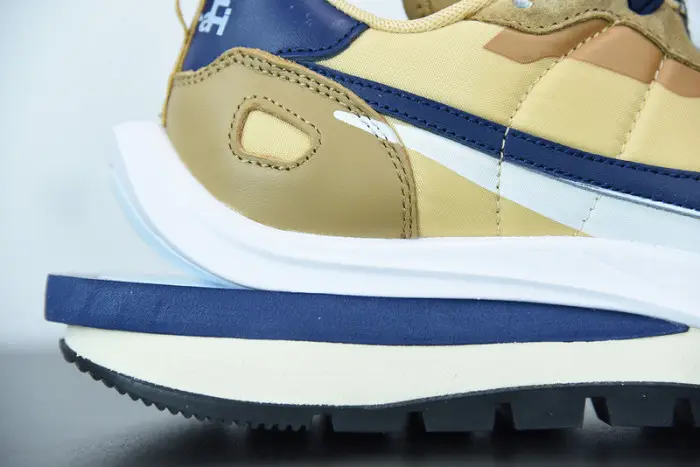 Nike Vaporwaffle sacai Tan Navy 
