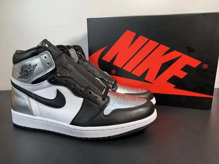 Air Jordan 1 Retro High OG Silver Toe 