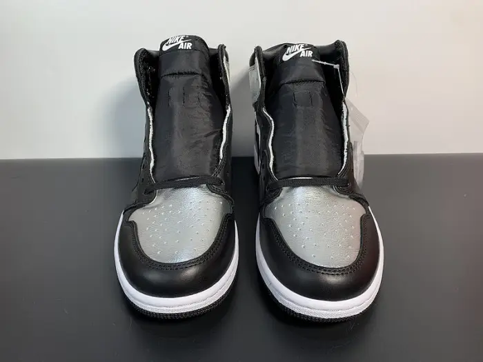 Air Jordan 1 Retro High OG Silver Toe 