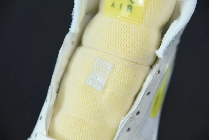 Air Jordan 1 Mid SE Voltage Yellow 