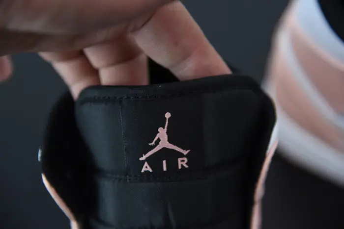 Air Jordan 1 Mid 'Crimson Tint' 