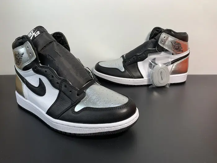 Air Jordan 1 Retro High OG Silver Toe 