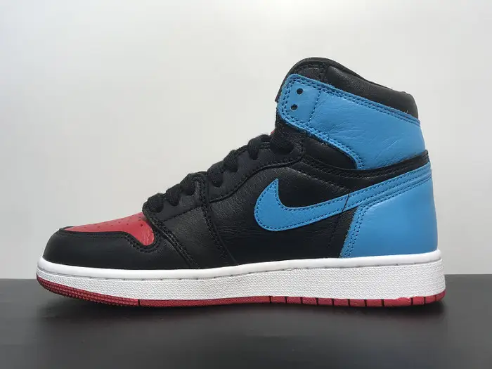 AIR JORDAN 1 HIGH WMNS UNC CHICAGO 
