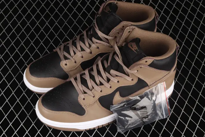 Nike Dunk High WMNS “Moon Fossil” 