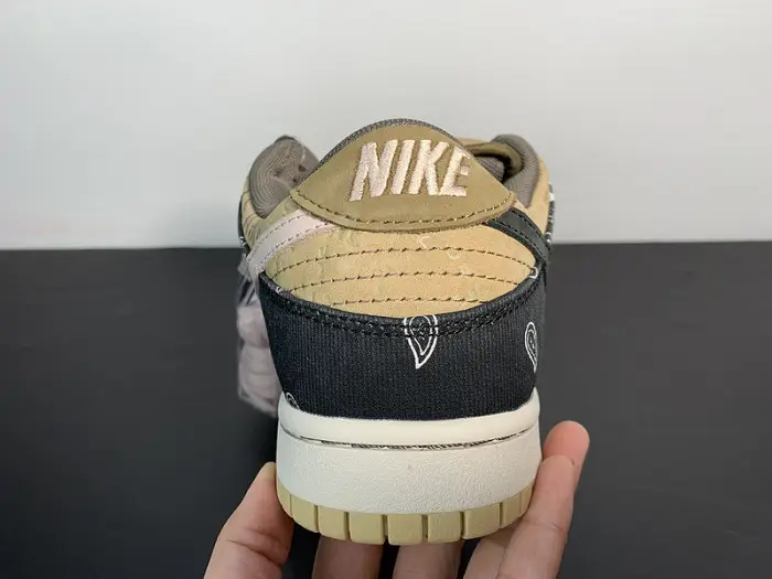 TRAVIS SCOTT X NIKE SB DUNK LOW TS 