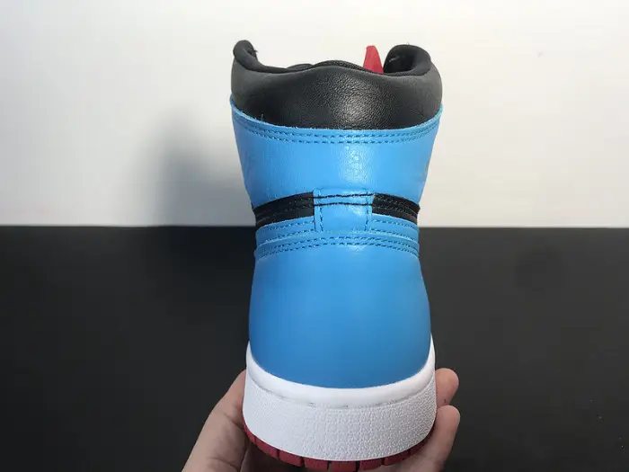 AIR JORDAN 1 HIGH WMNS UNC CHICAGO 