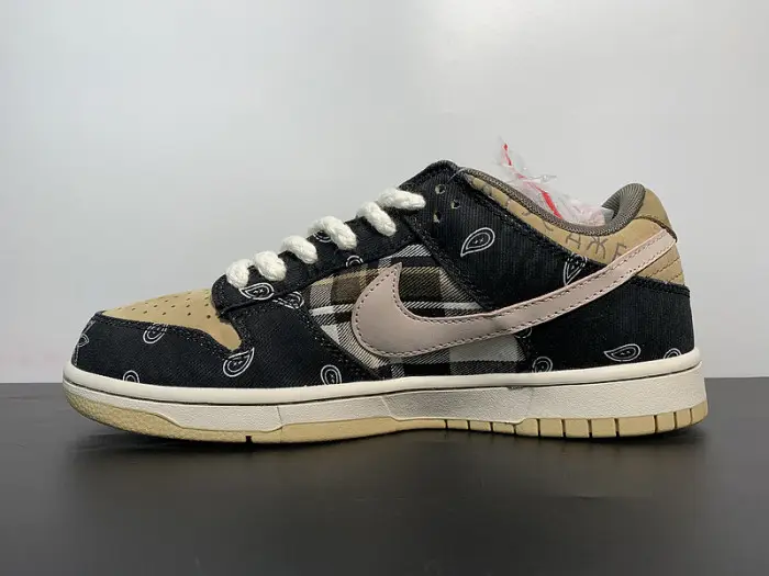 TRAVIS SCOTT X NIKE SB DUNK LOW TS 