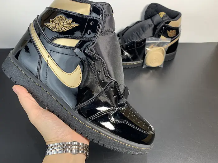 Air Jordan 1 Retro High OG 'Black Metallic Gold' 