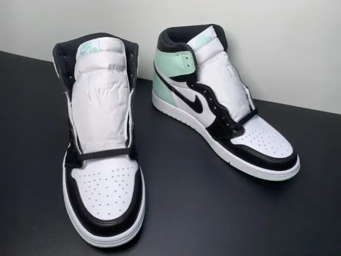 Air Jordan 1 Retro High OG NRG 'Igloo' 