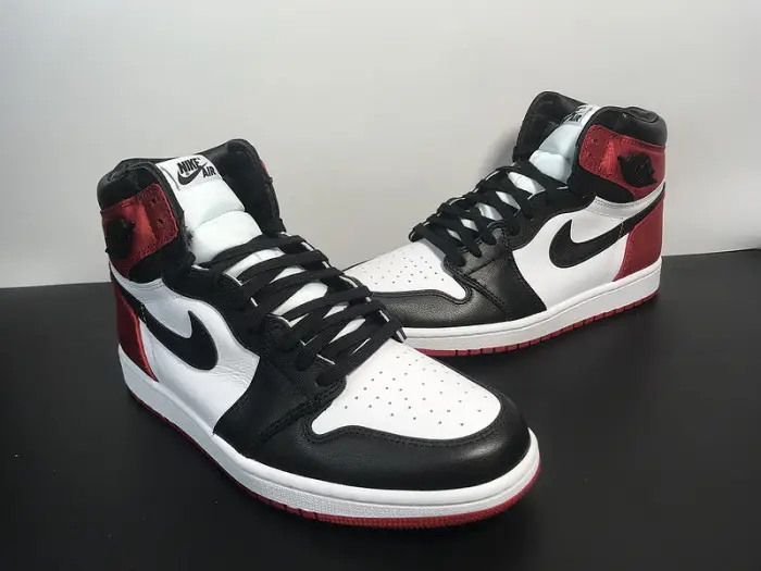 Air Jordan 1 High OG "SATIN BLACK TOE" 