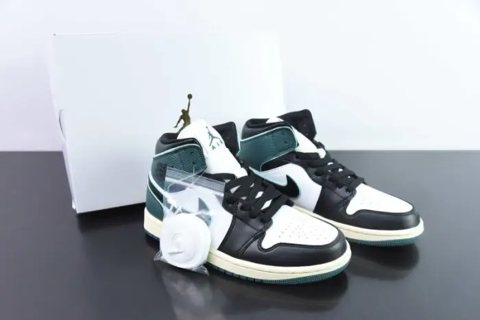 Air Jordan 1 Mid "White Black Oxidized Green" 