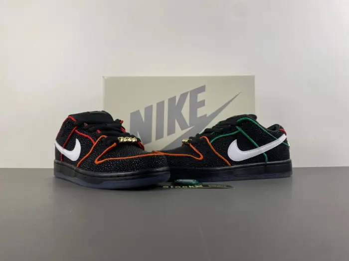 Nike SB Dunk Low Bronx Girls Skate 