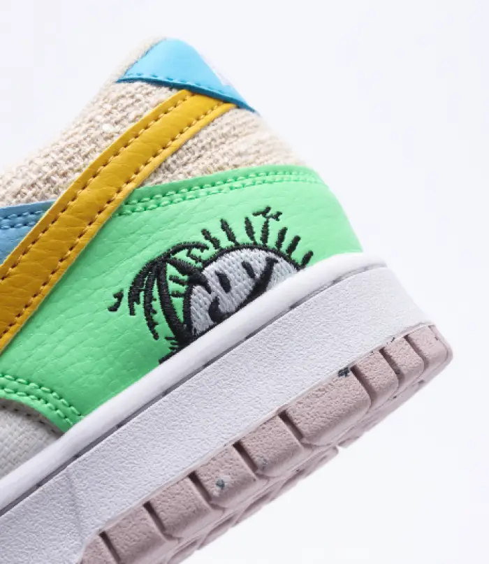 Nike Dunk Low SE Sun Club 